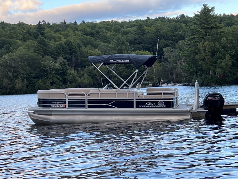 22 ft Sun Tracker Pontoon